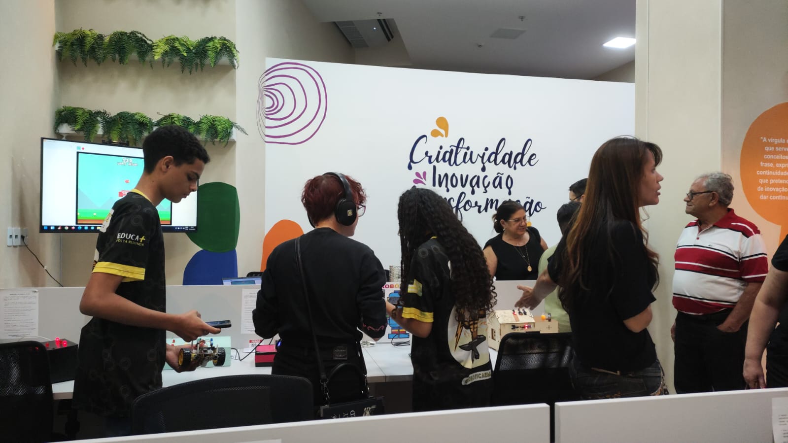 âVÃ­rgula, Hub de InovaÃ§Ã£o VRâ completa um ano com programaÃ§Ã£o especial em Volta Redonda